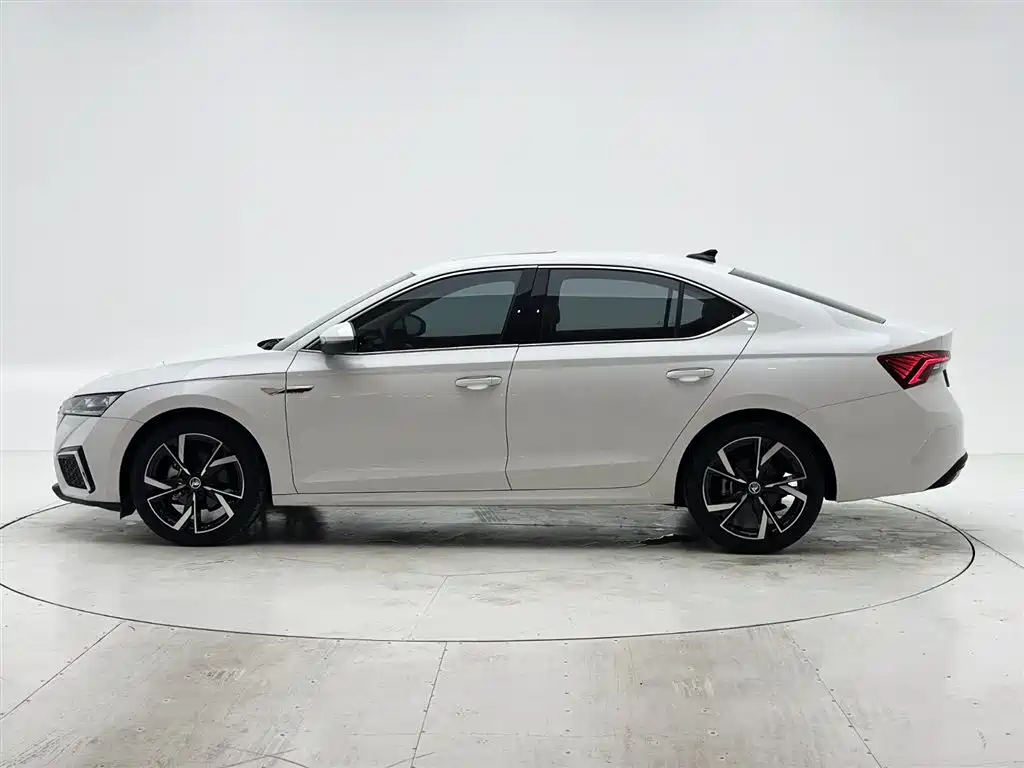 Škoda Octavia 2023 Facelift PRO TSI280 Premium Edition фото 7