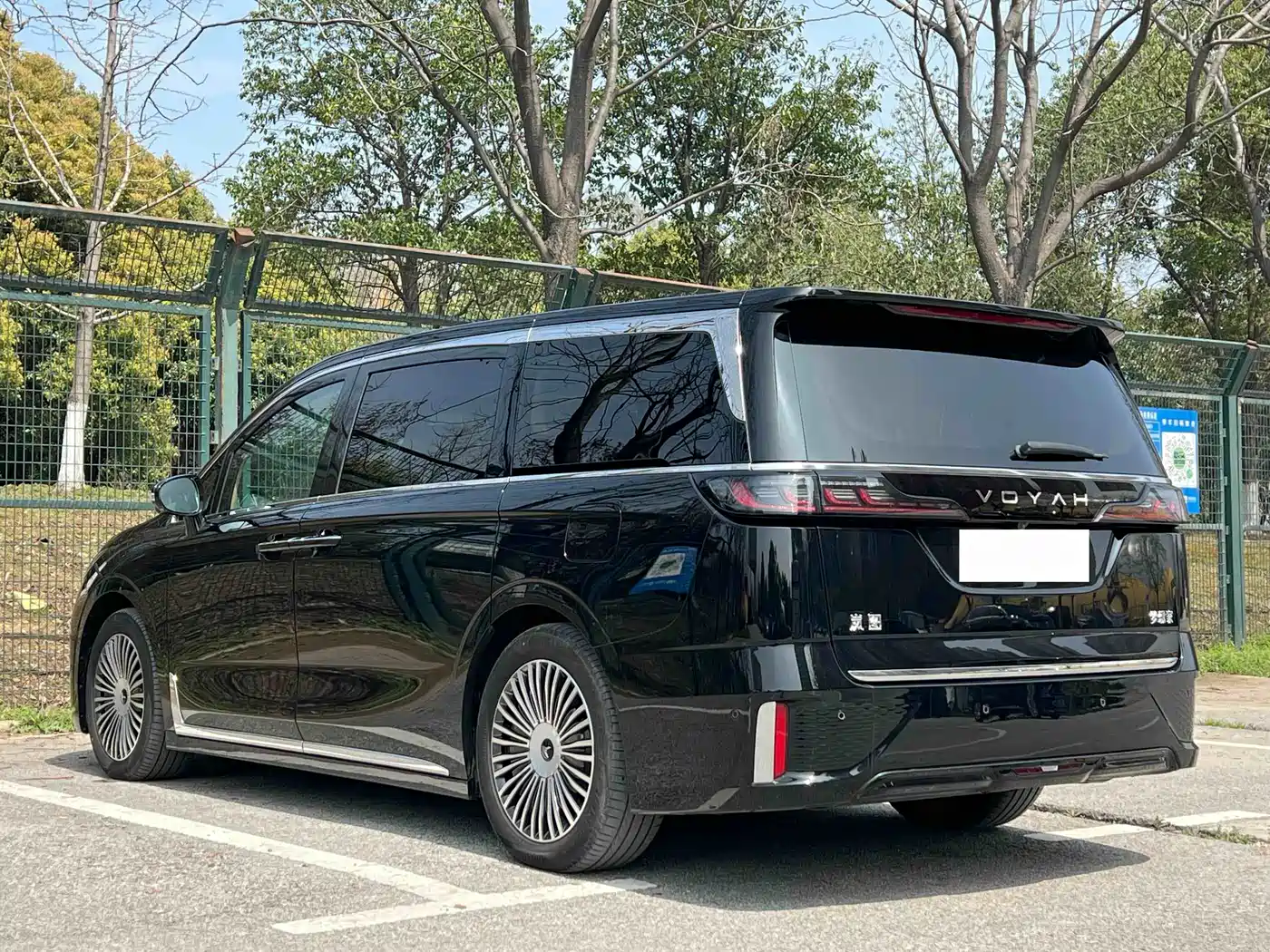 Voyah Auto Voyah Dreamer 2025 PHEV AWD Flagship Kunpeng Edition фото 19
