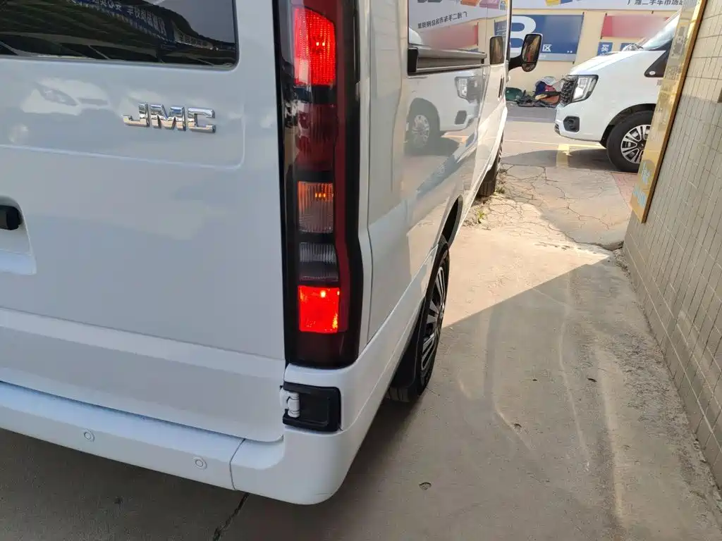 Jiangling JMC Fushun 2025 2025 Model 2.0T 6MT Diesel Medium Wheelbase Medium-High Roof Commercial MPV 7 Seats