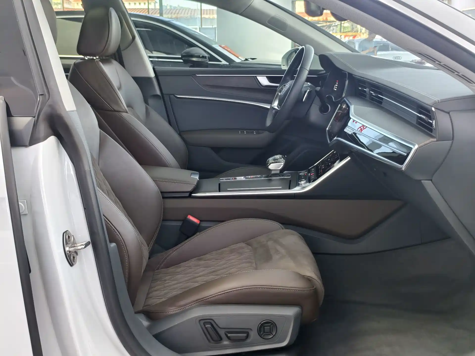 Фото 9 - Audi A7L