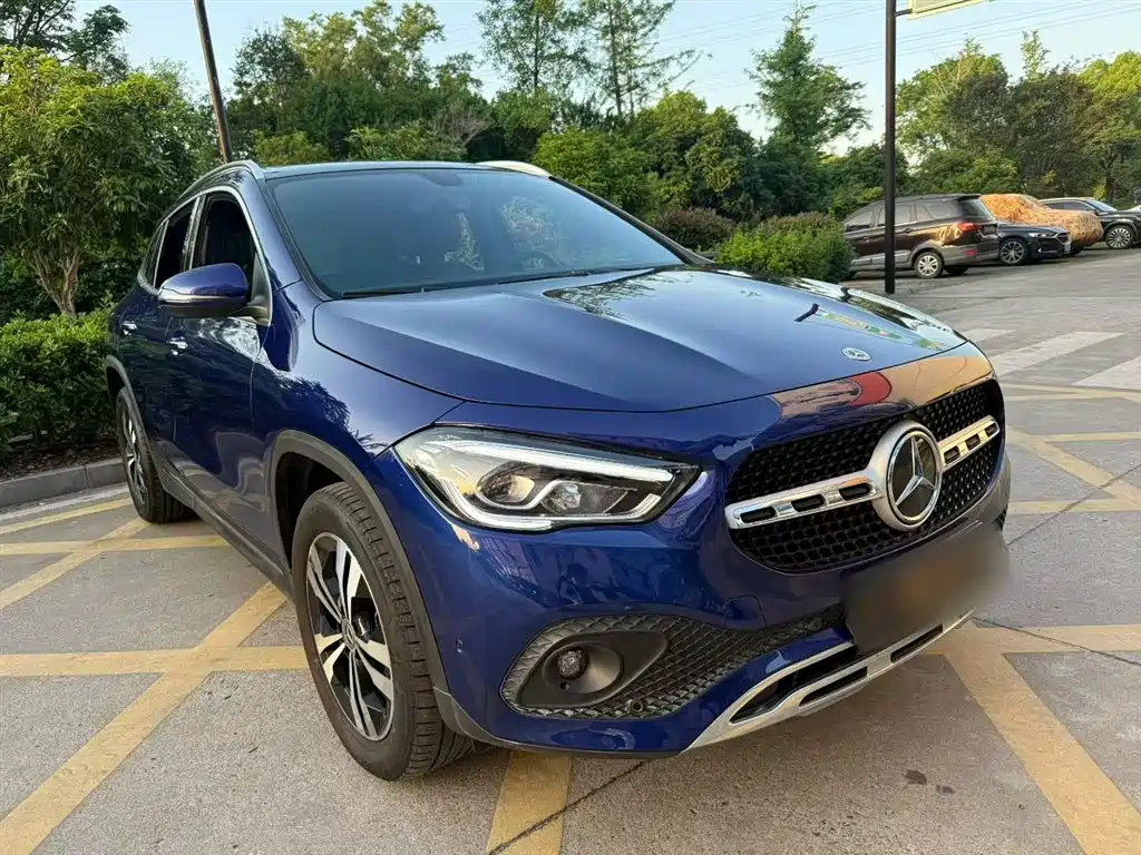 MERCEDES-BENZ GLA