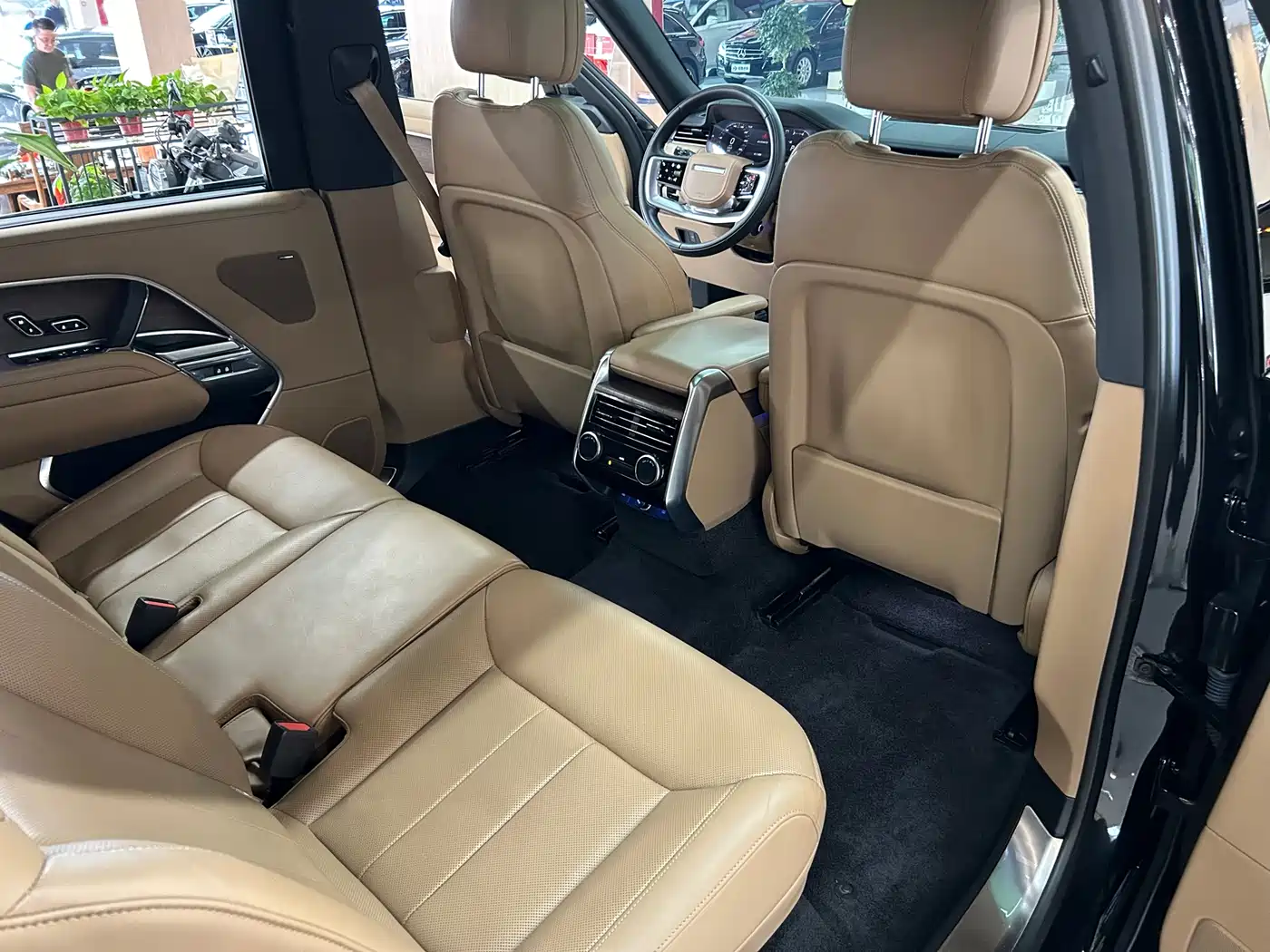 Land Rover Range Rover 2024 3.0 L6 400PS Golden Age Extended 7-Seater фото 22