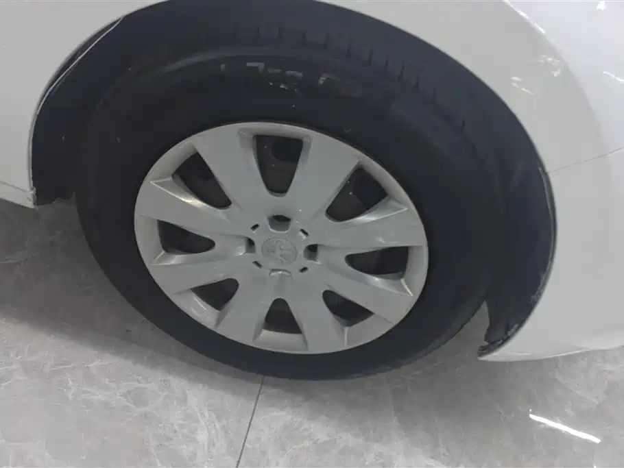 Peugeot 301 2014 1.6L Automatic Comfort Edition фото 6