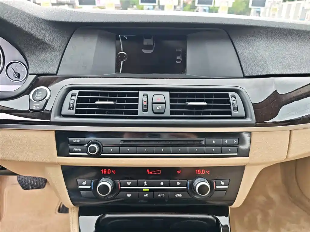 BMW 5 Series 2013 525Li Leadership фото 15