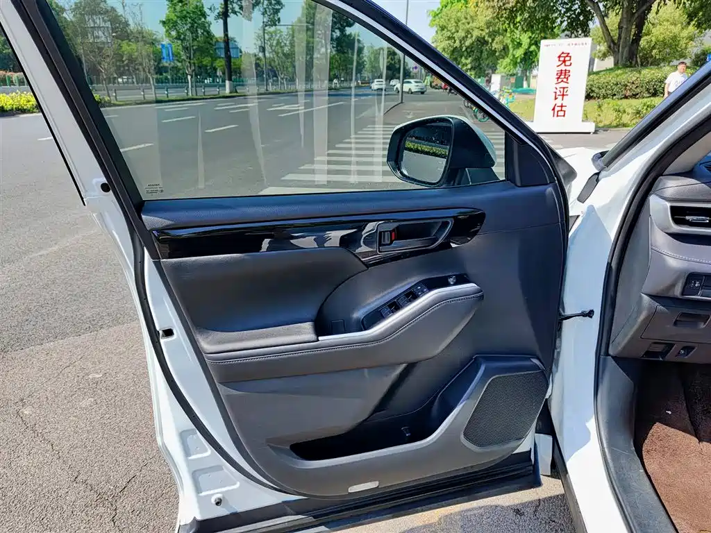 Toyota Highlander 2023 2.5L Smart Hybrid Dual Engine AWD Elite 7-Seater фото 6