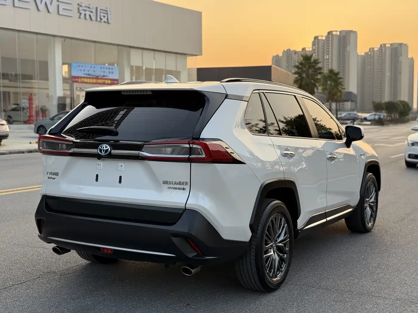 Toyota Wildlander 2023 Hybrid 2.5L E-CVT AWD Premium Edition фото 5