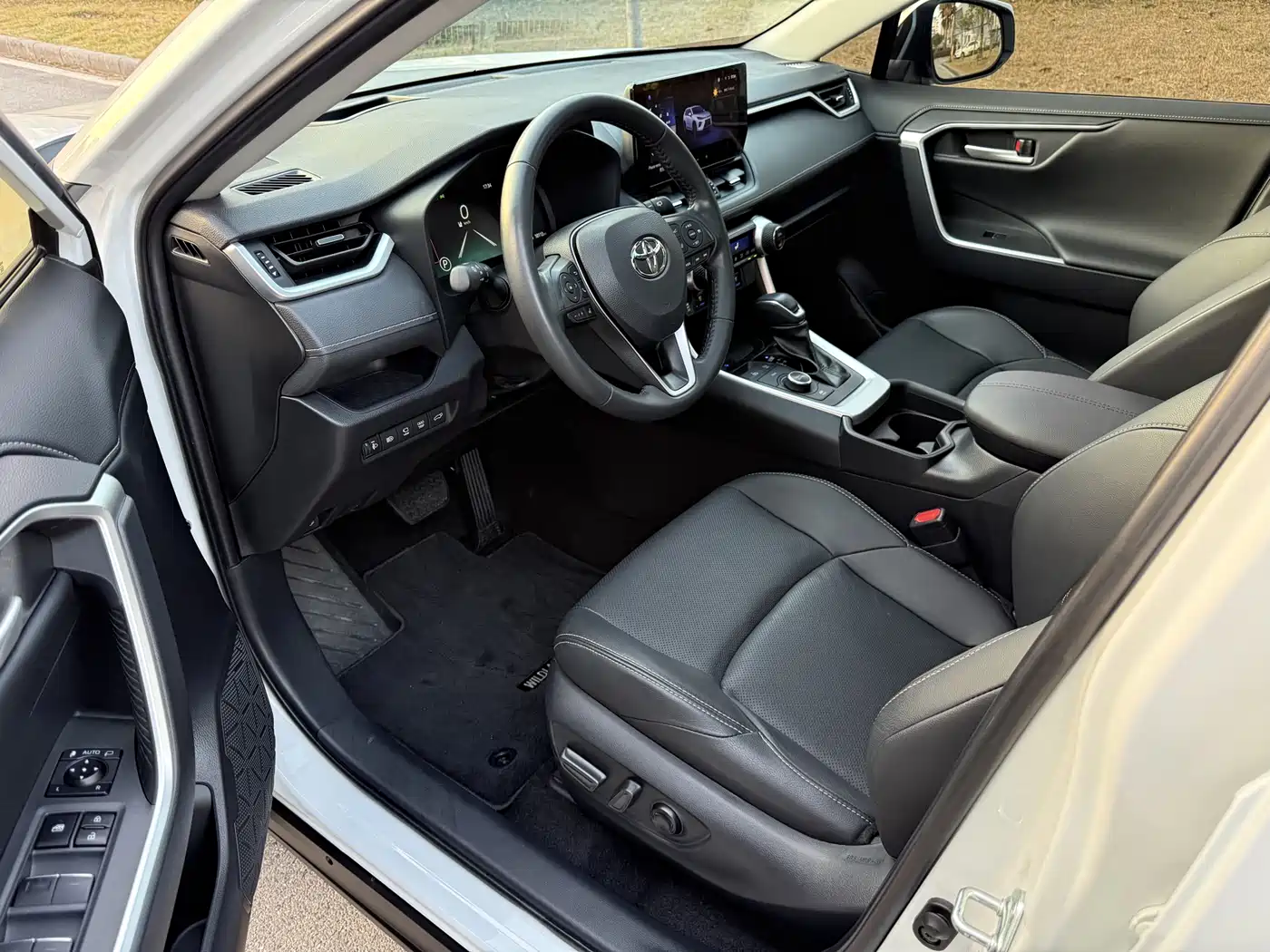 Toyota Wildlander 2023 Hybrid 2.5L E-CVT AWD Premium Edition фото 7