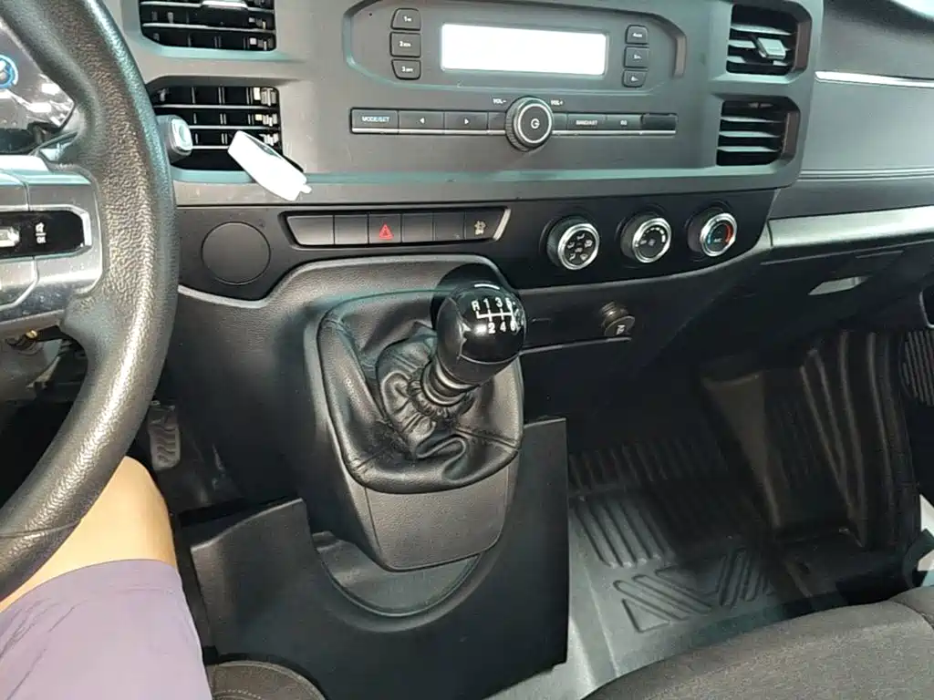 Jiangling JMC Fushun 2025 2025 Model 2.0T 6MT Diesel Short Wheelbase Medium-High Roof Commercial MPV 5/6 Seats