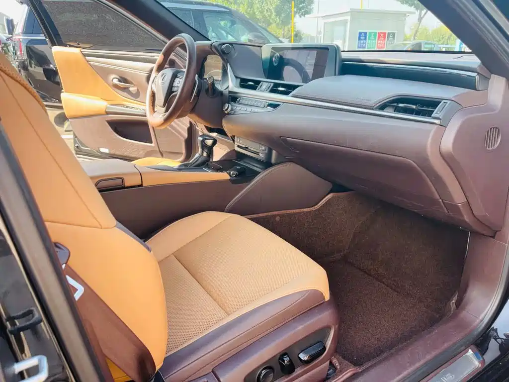 Photo 8 - Lexus ES
