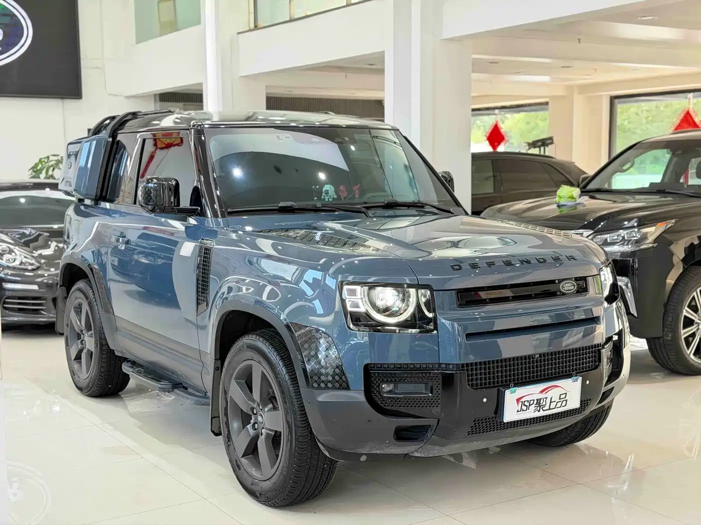Photo 3 - Land Rover Defender