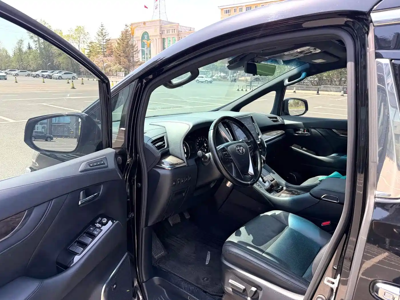 Toyota Vellfire 2021 Crown Hybrid 2.5L HV Premium Edition фото 6