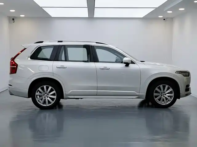 Фото 8 - Volvo XC90