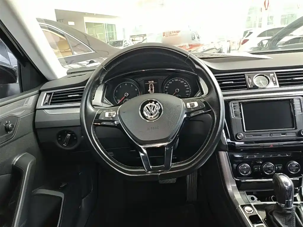 Volkswagen Passat 2017 330TSI DSG Prestige фото 11