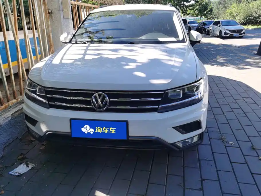 Photo 2 - Volkswagen Tiguan L