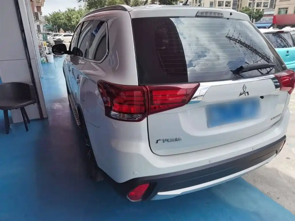 MITSUBISHI OUTLANDER