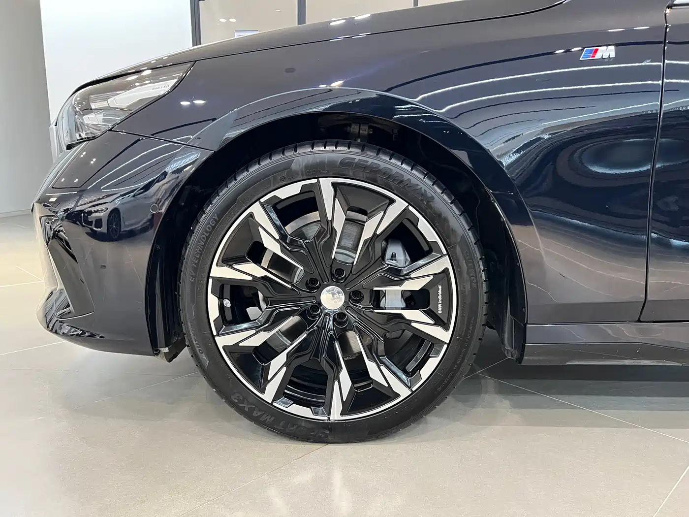 BMW 5 Series 2025 530Li Leading M Sport Package фото 2