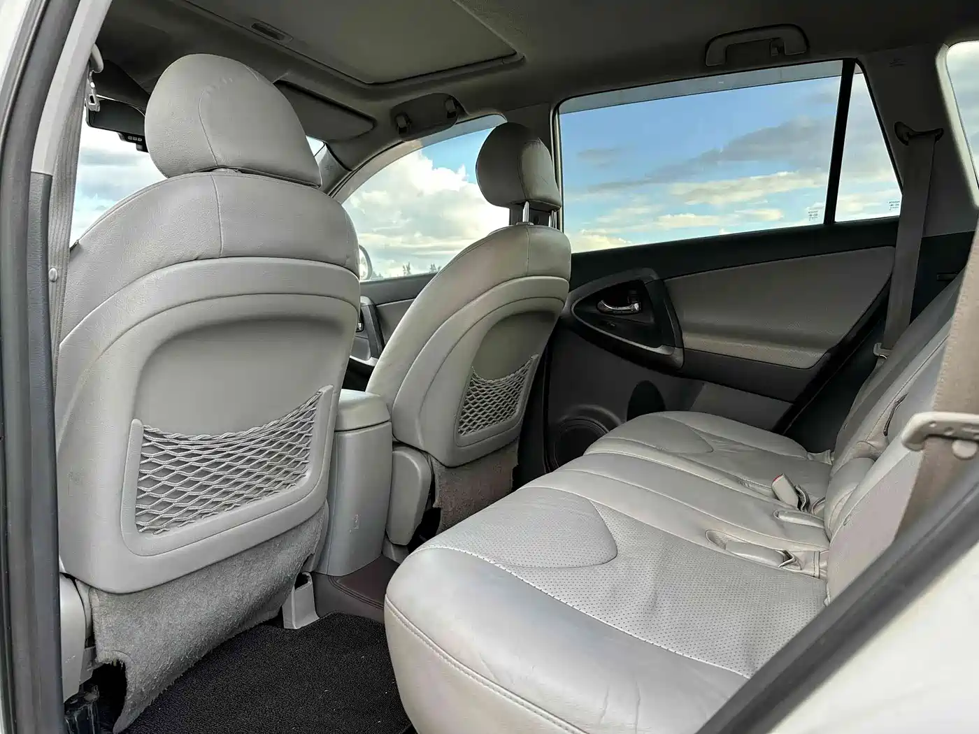 Toyota RAV4 Rongfang 2010 2.0L Automatic Luxury Upgrade Edition фото 6