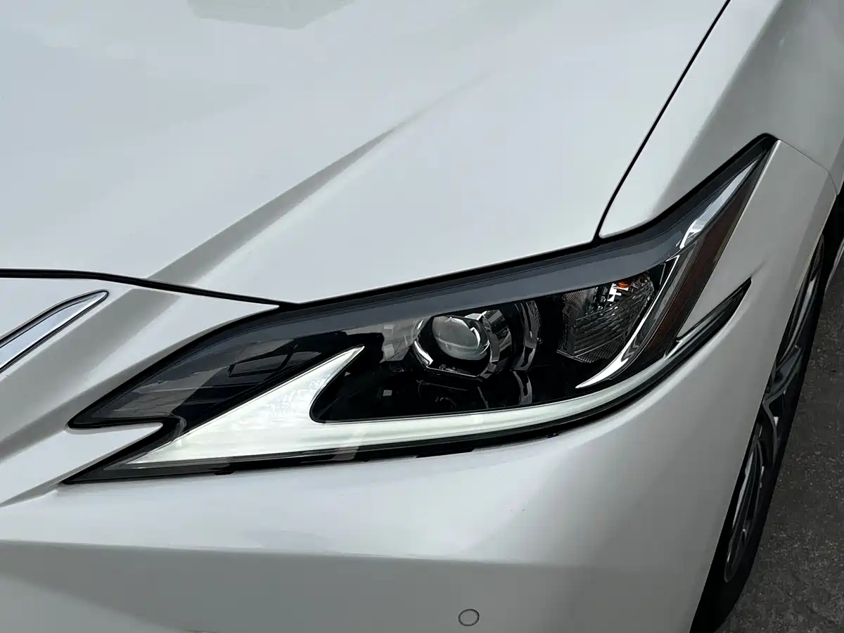 Lexus ES 2022 200 Excellence Edition фото 3