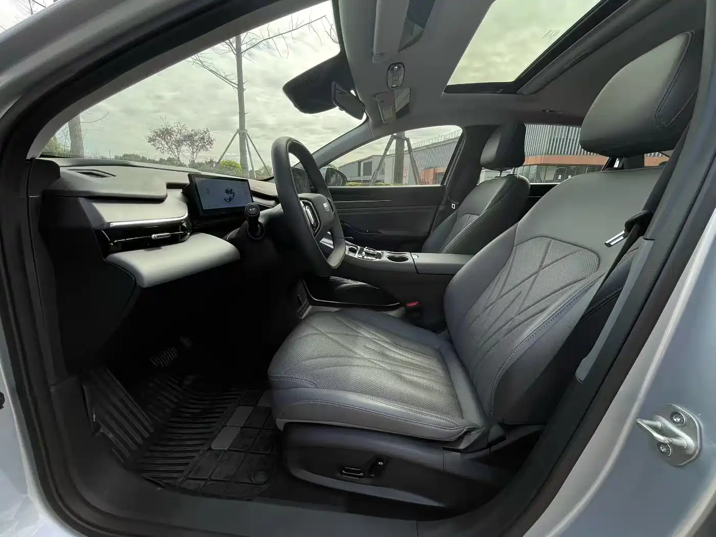 Geely Galaxy Galaxy L6 2025 EM-i 140km Explorer+ Edition фото 4