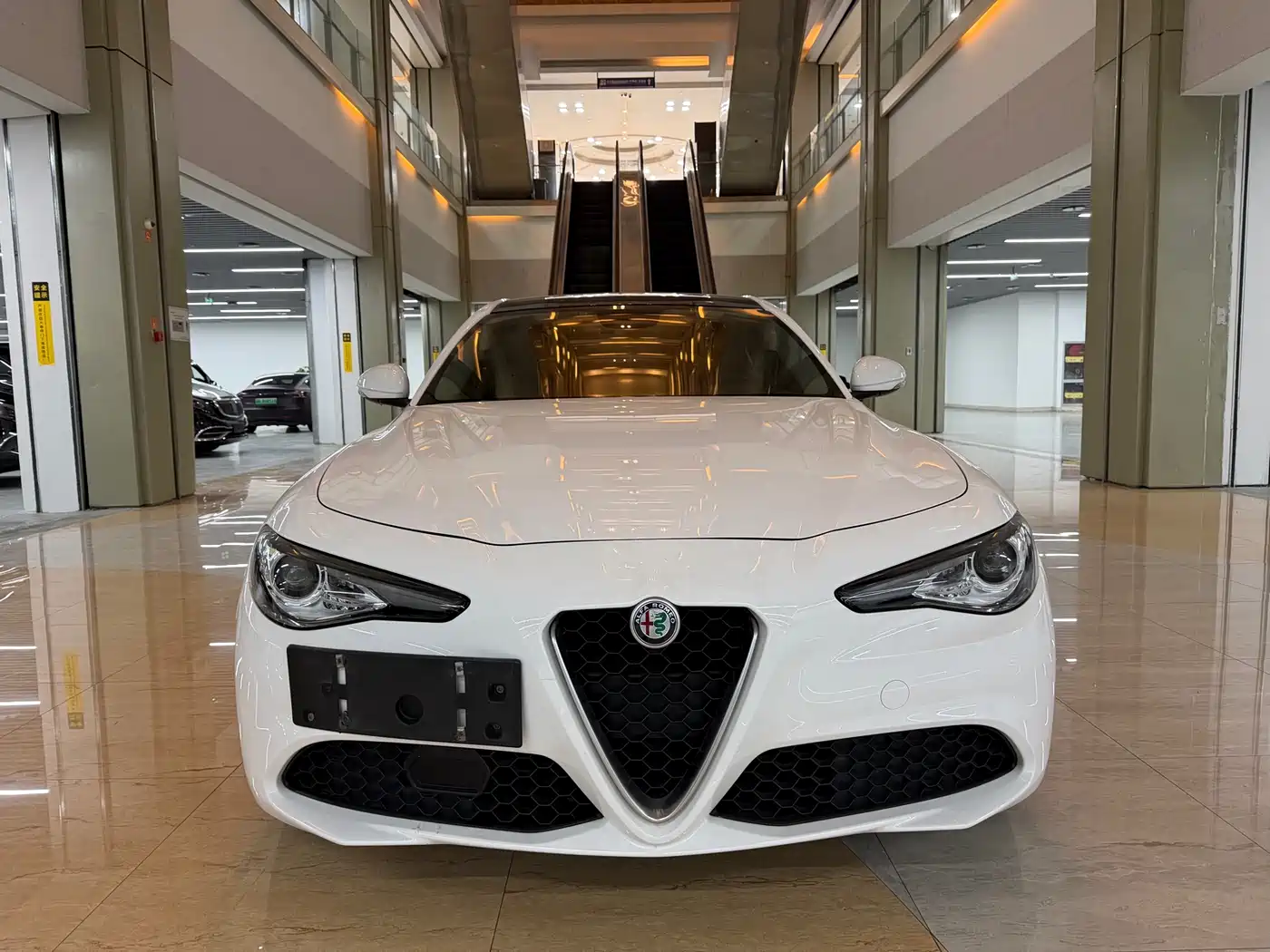 Alfa Romeo Giulia 2017 2.0T 280HP Luxury Edition фото 2