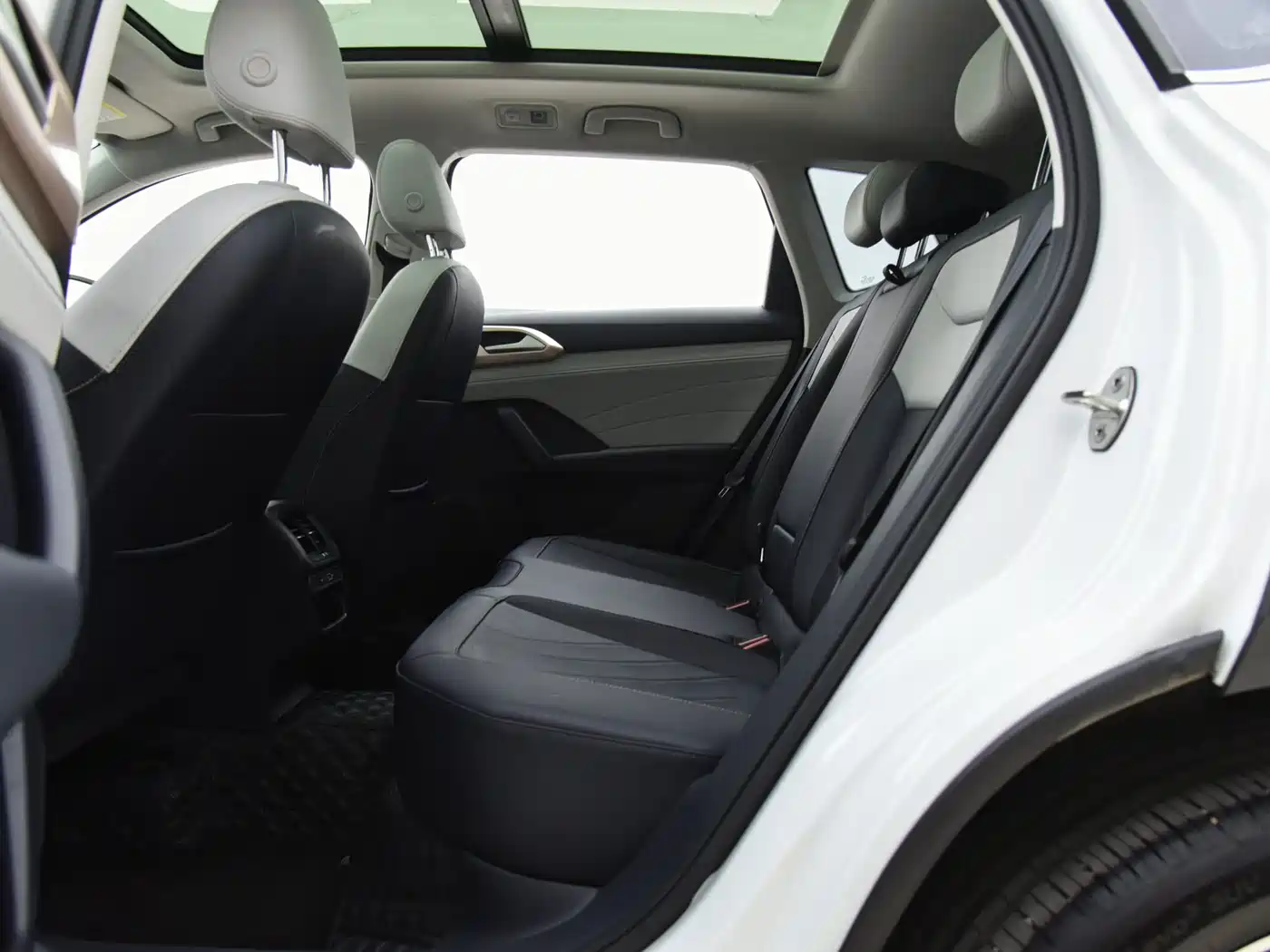 Volkswagen Tharu 2024 300TSI 2WD Full Moon Edition фото 8