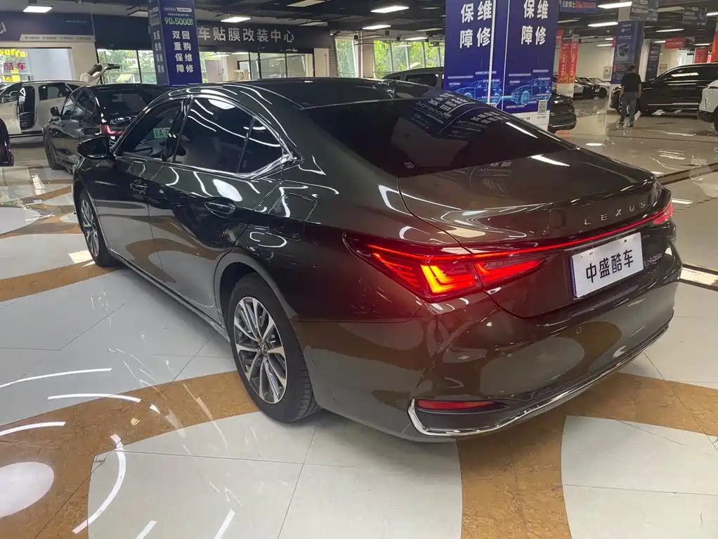 Lexus ES 2026 2025 200 Ultimate Edition