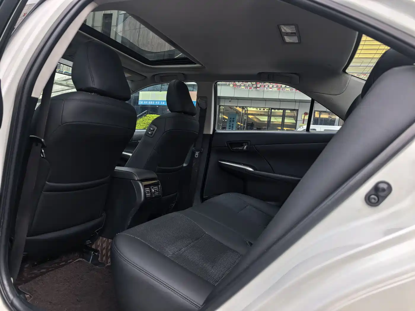 Toyota Camry 2016 2.5G 10th Anniversary Luxury Navigation Edition фото 9