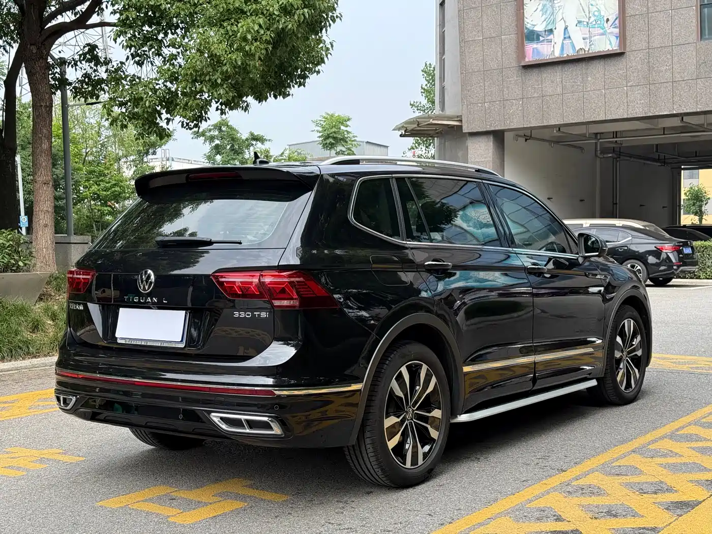 Volkswagen Tiguan L 2022 330TSI Auto 2WD R-Line Premium Edition фото 4