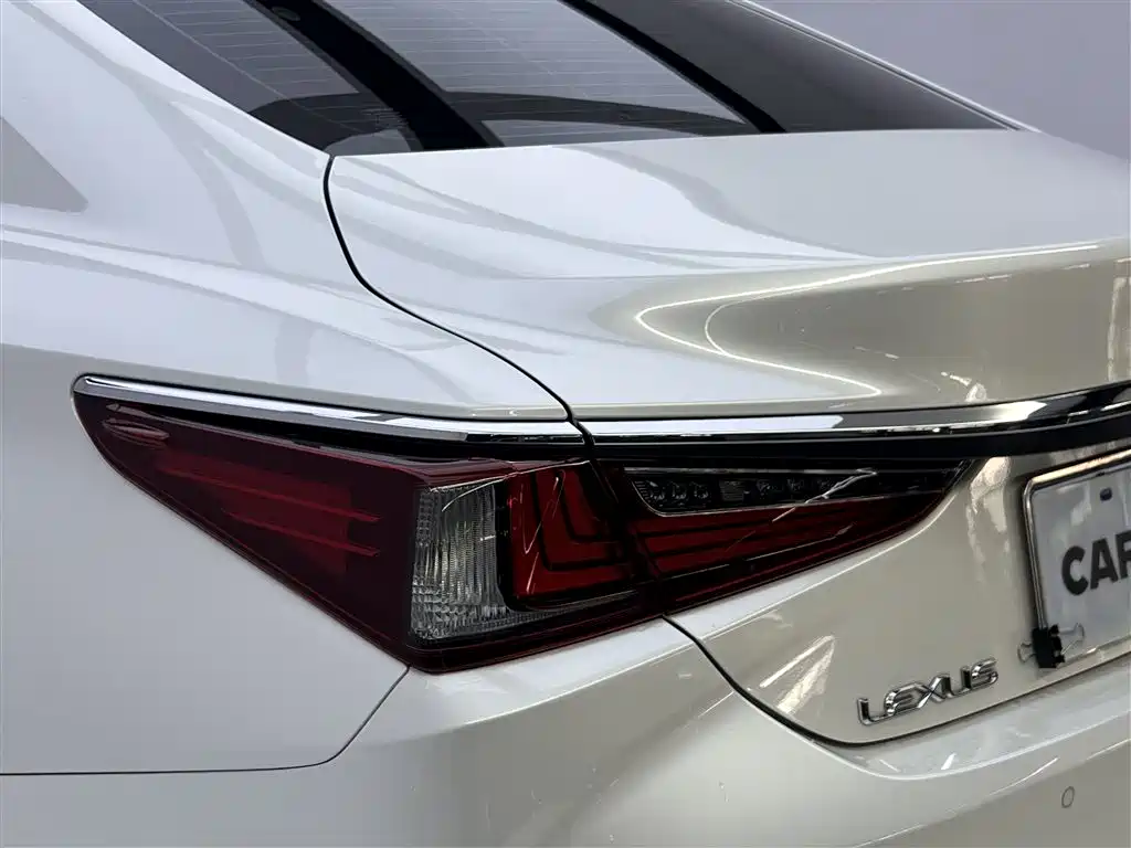Lexus ES 2022 200 Excellence Edition фото 10