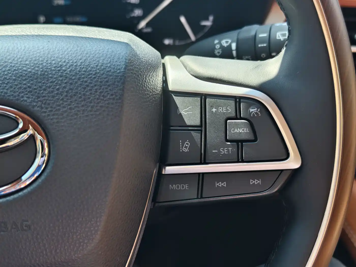Toyota Granvia 2024 2.5L Hybrid Comfort фото 12