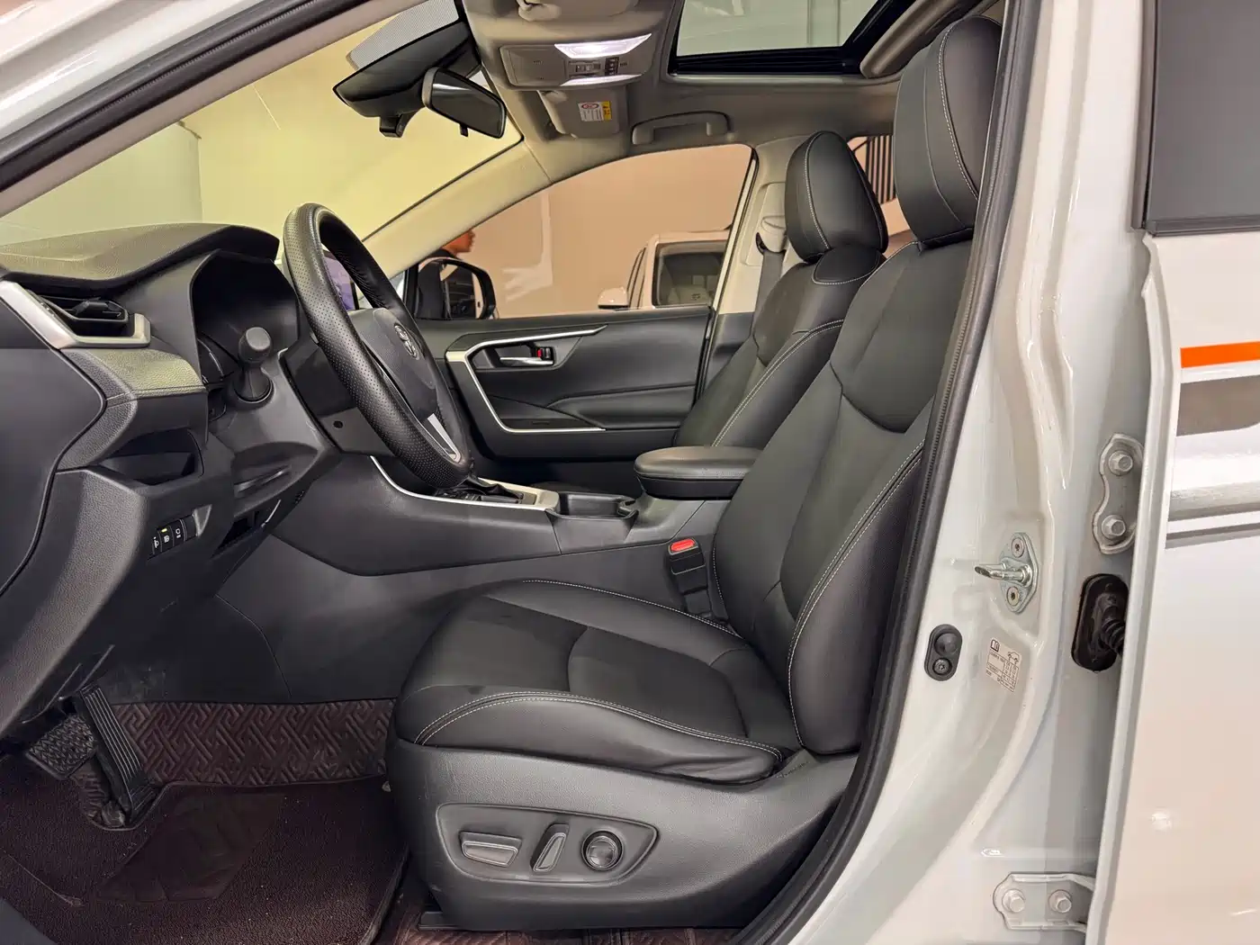 Toyota RAV4 Rongfang 2023 2.0L CVT 2WD Fashion Edition фото 8