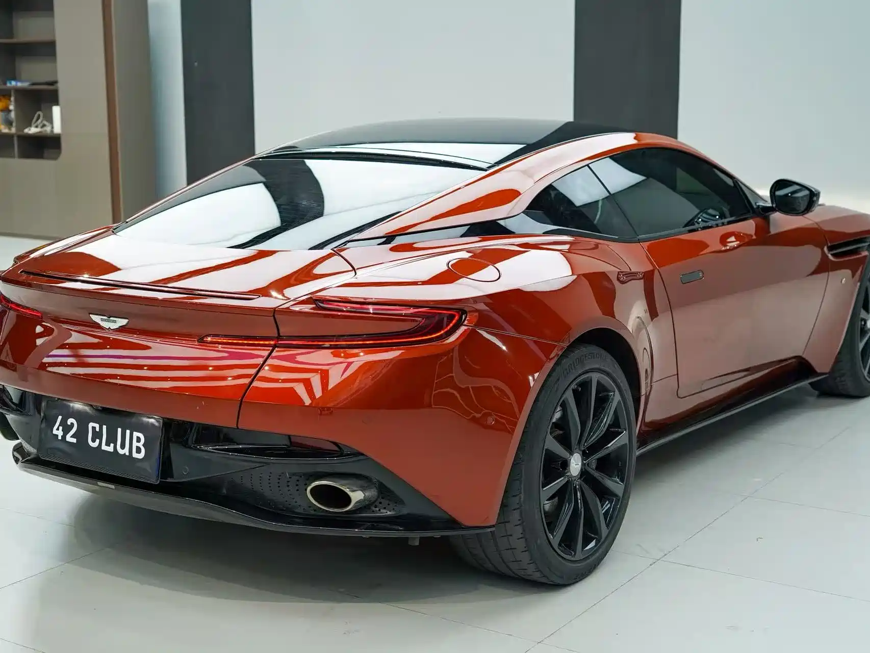 Фото 8 - Aston Martin DB11