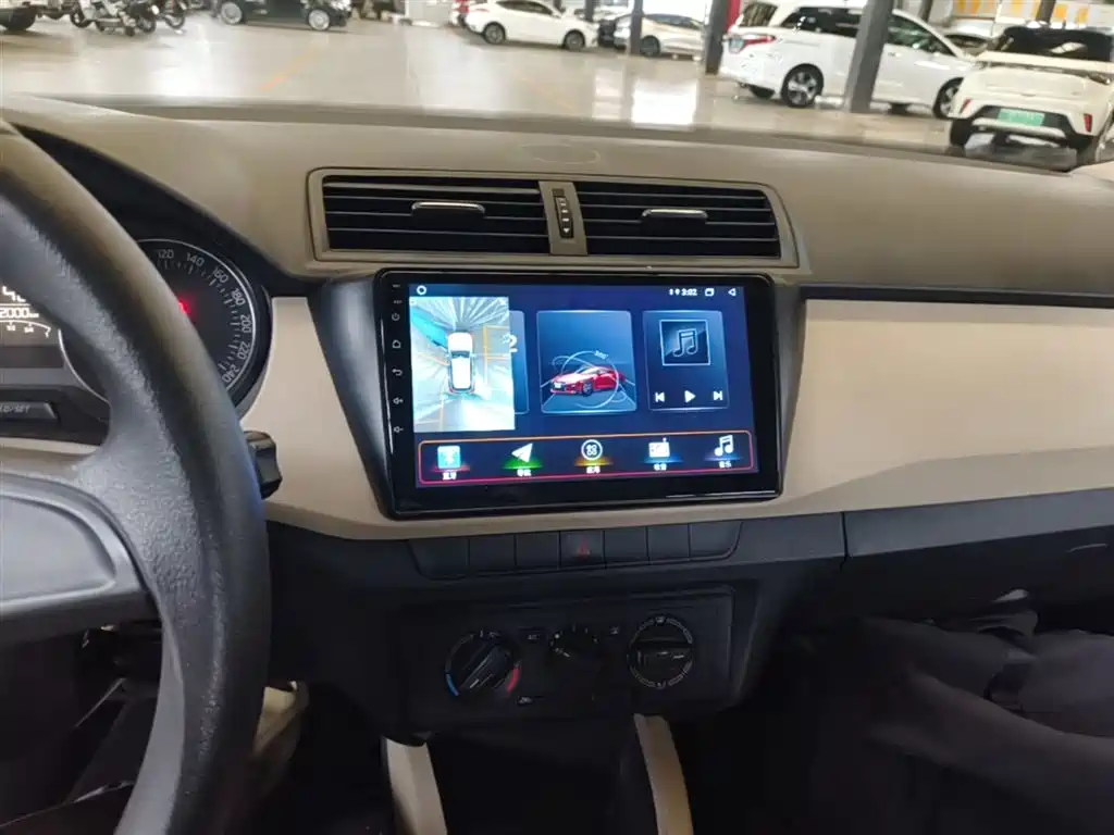 Škoda Fabia 2015 1.4L Automatic Pioneer Edition фото 13