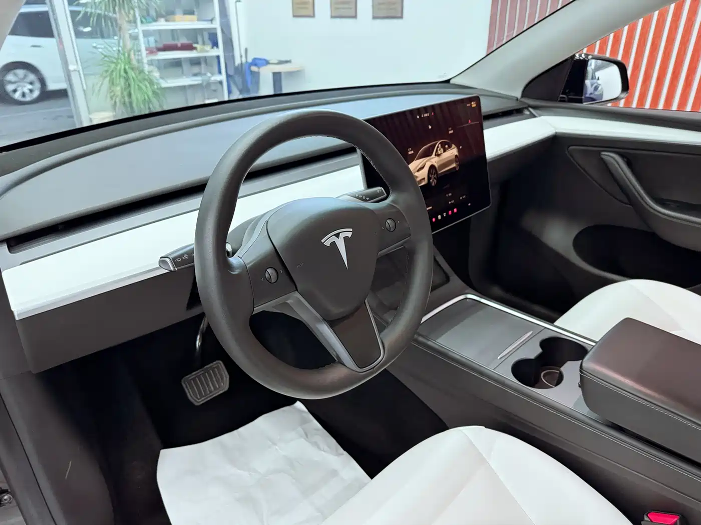 TESLA MODEL Y