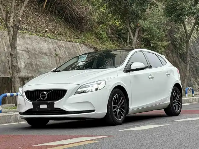 volvo v40