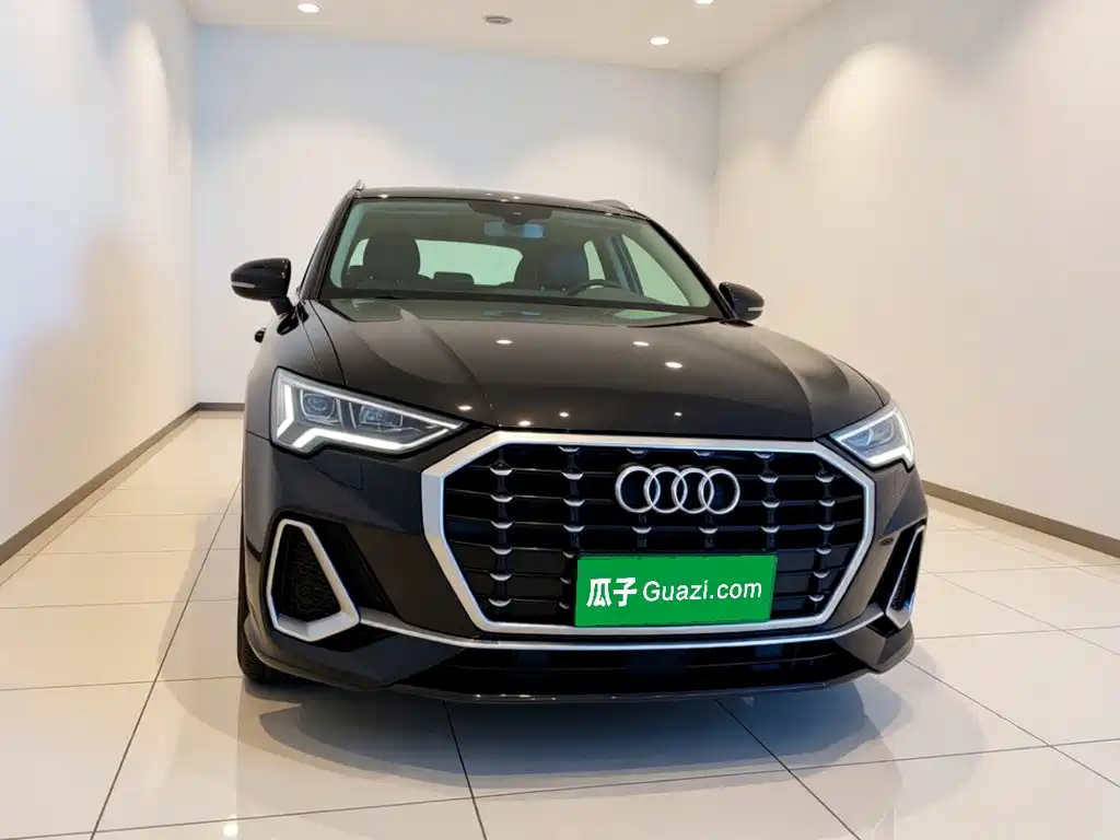 Photo 2 - Audi Q3