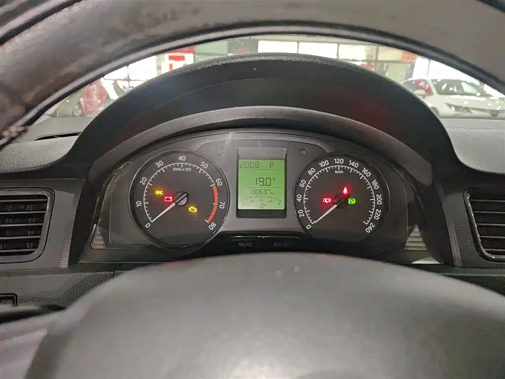 Škoda Rapid 2015 1.6L Automatic Joy Selection фото 12