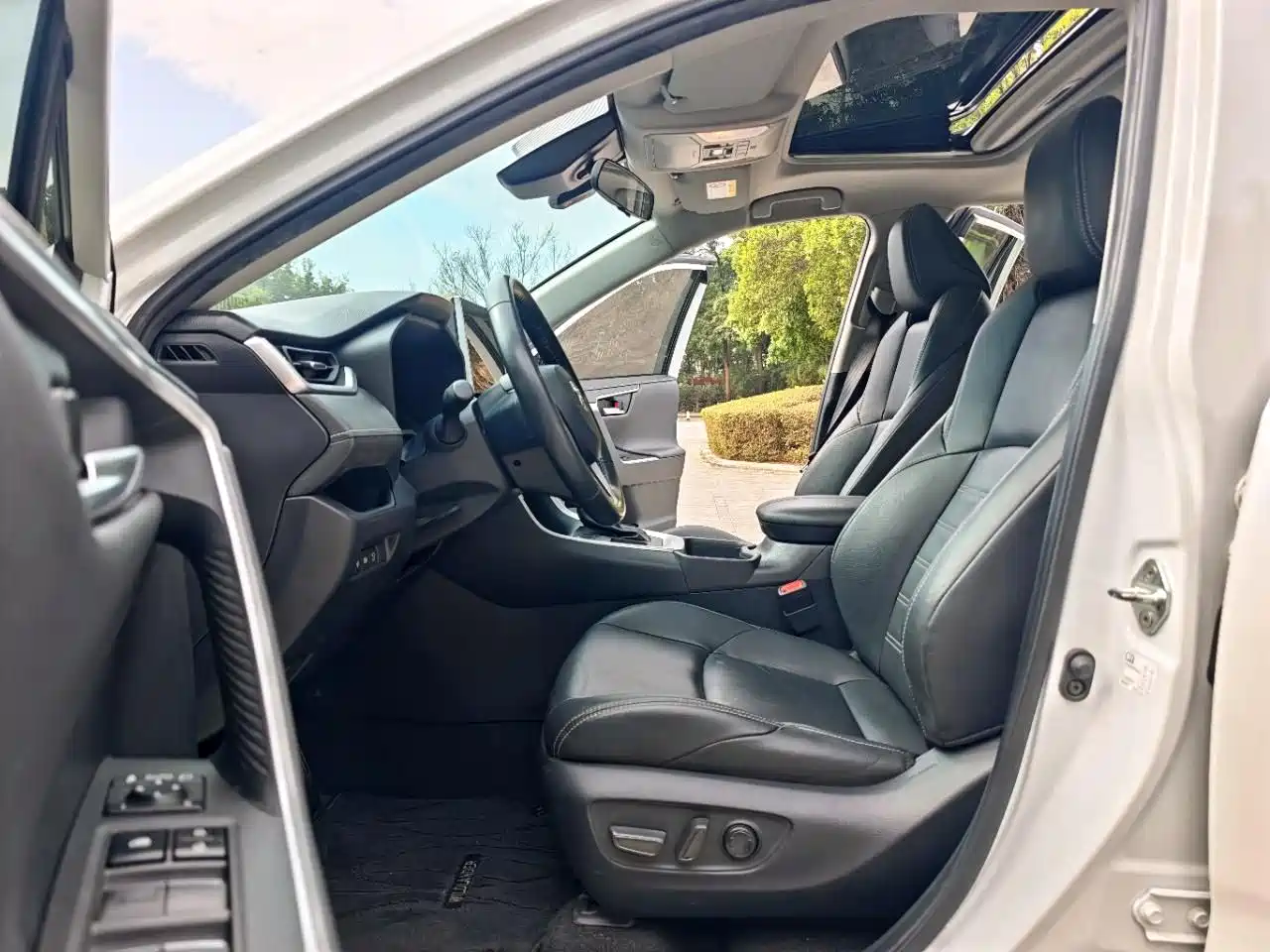 Toyota Wildlander 2022 2.0L CVT FWD Luxury PLUS Edition фото 5