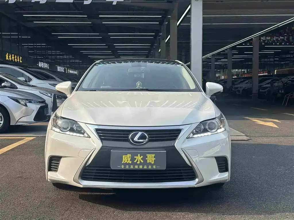 Фото 2 - Lexus CT