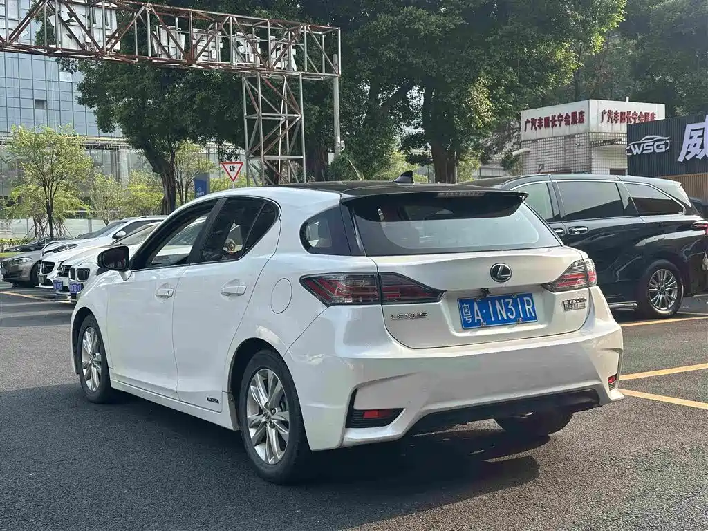 Фото 3 - Lexus CT