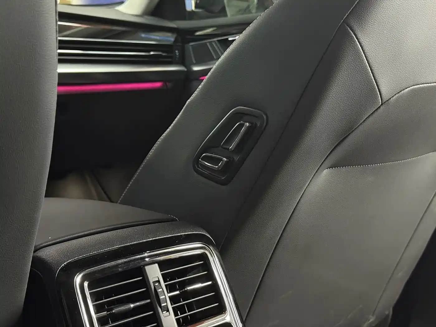 Volkswagen Passat 2025 Outstanding 380TSI Dragon Glory Edition фото 17