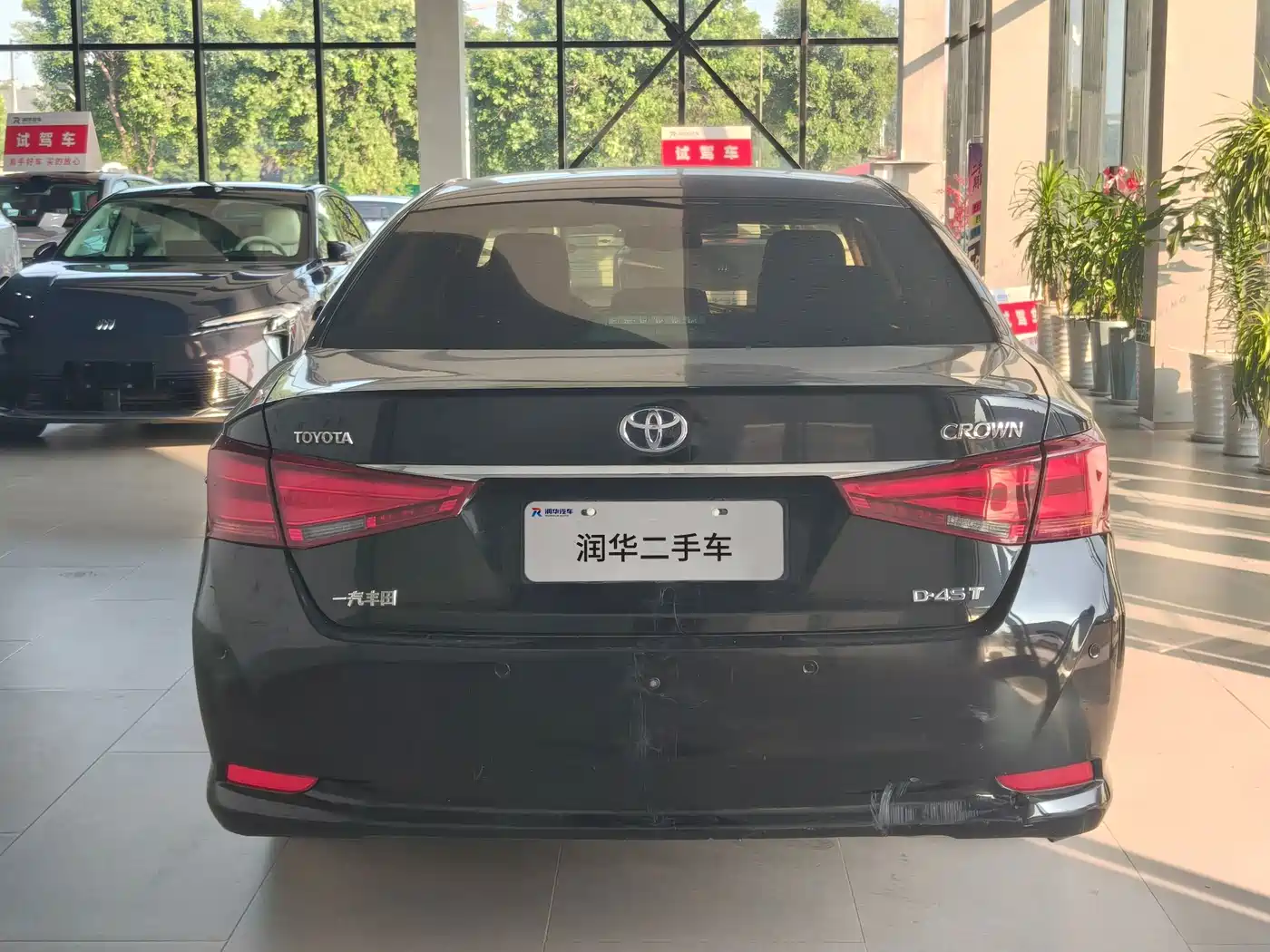 Фото 4 - Toyota Crown