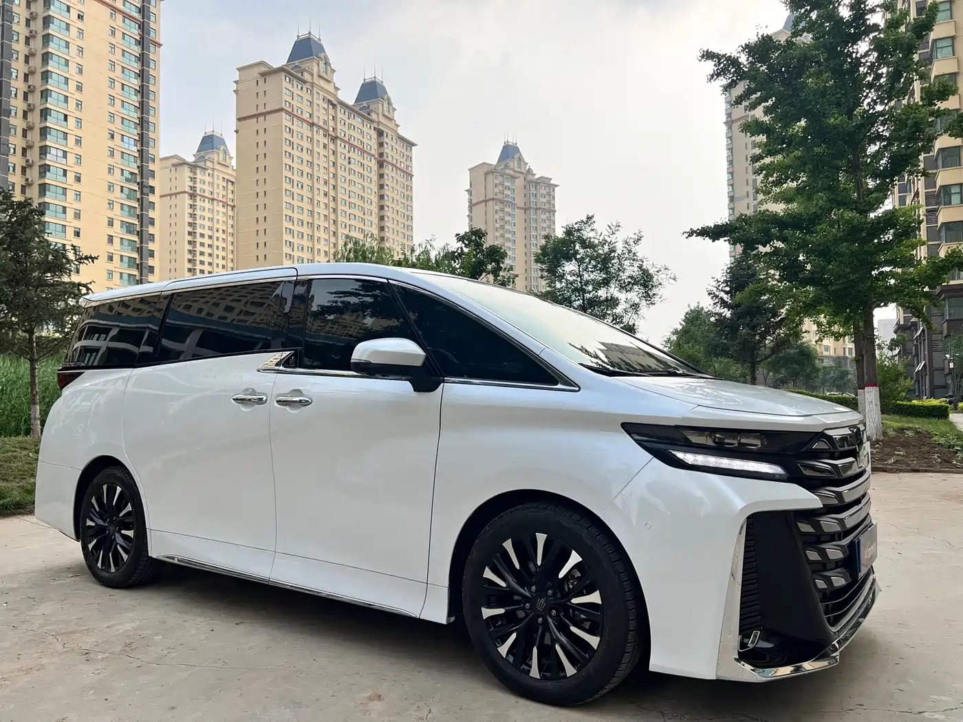 Toyota Vellfire 2025 Crown Hybrid 2.5L Ink Gold Executive Edition фото 2