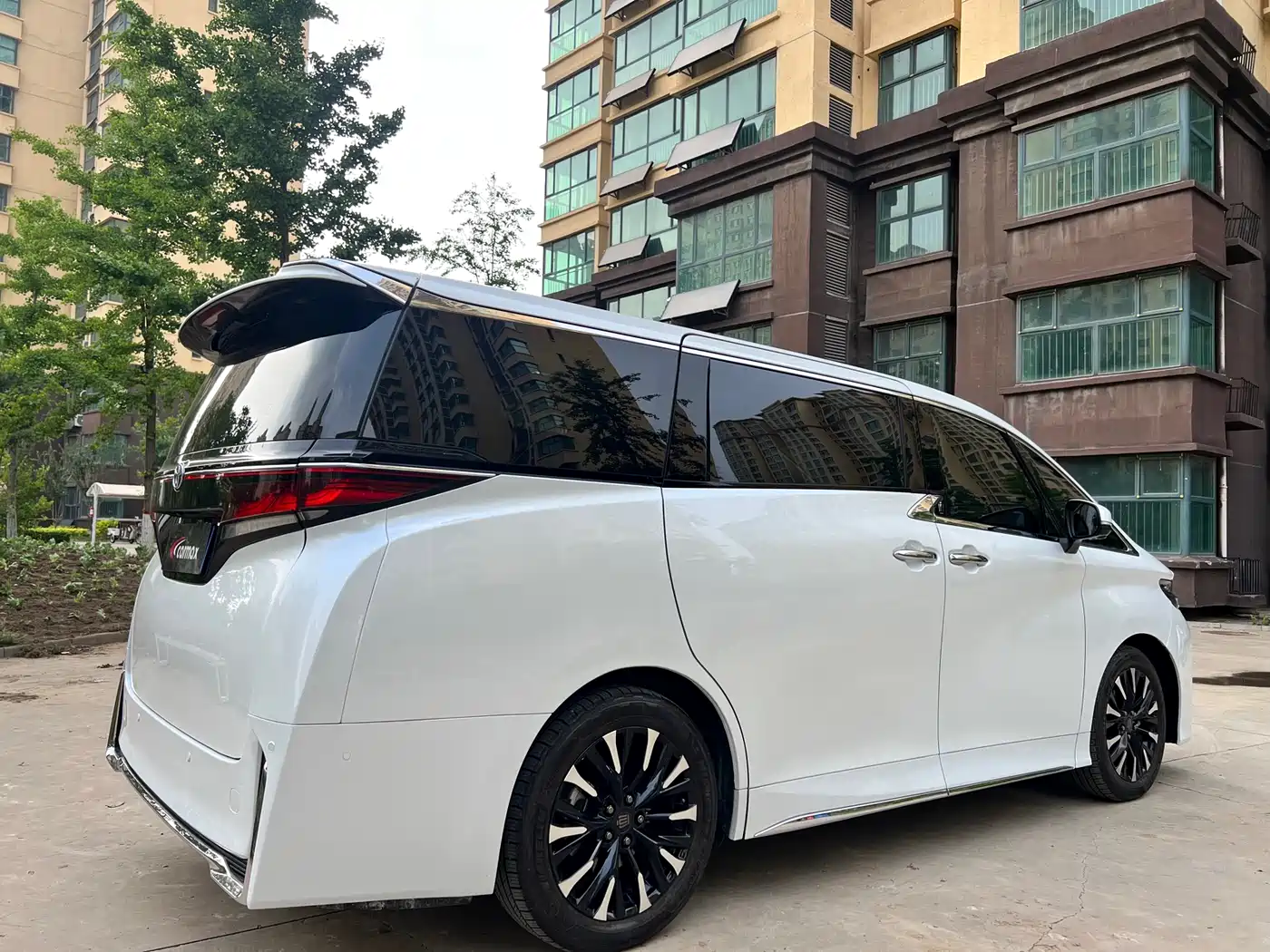 Toyota Vellfire 2025 Crown Hybrid 2.5L Ink Gold Executive Edition фото 4