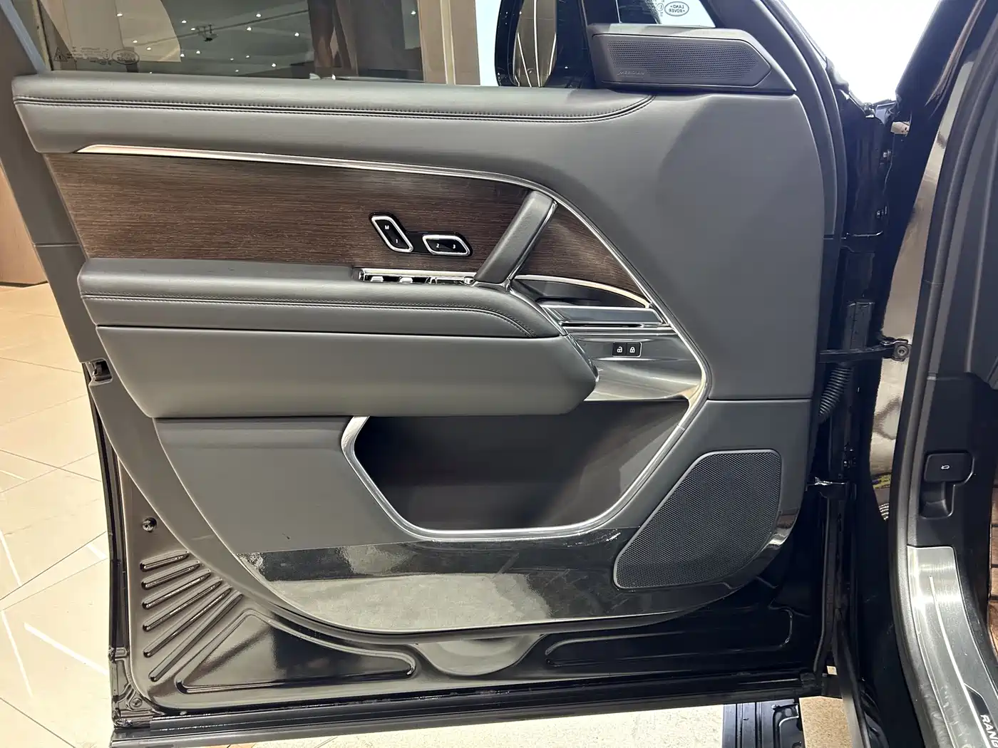 Land Rover Range Rover 2023 3.0 L6 400PS Genesis Extended Version фото 8