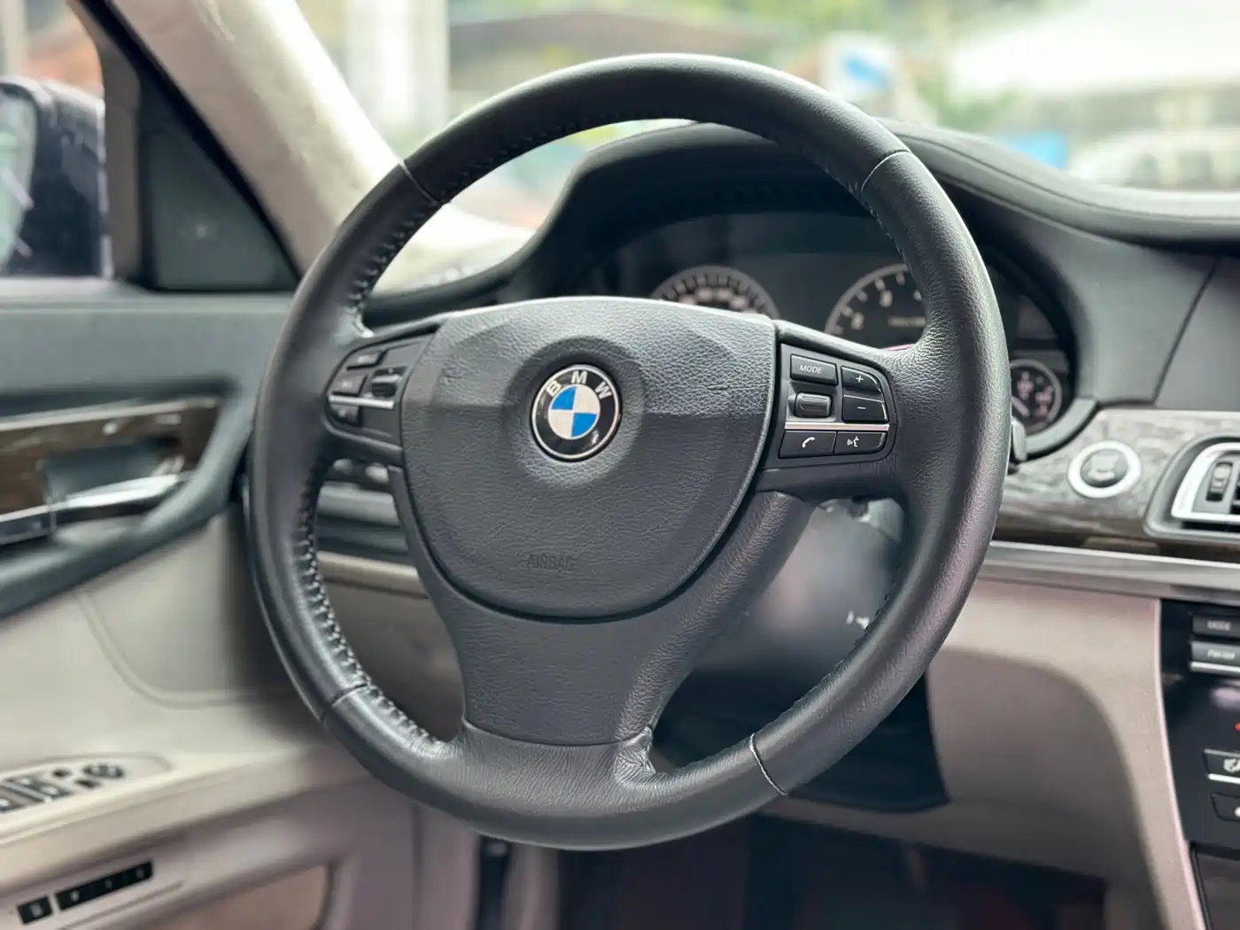 BMW 7 Series 2010 750Li фото 11