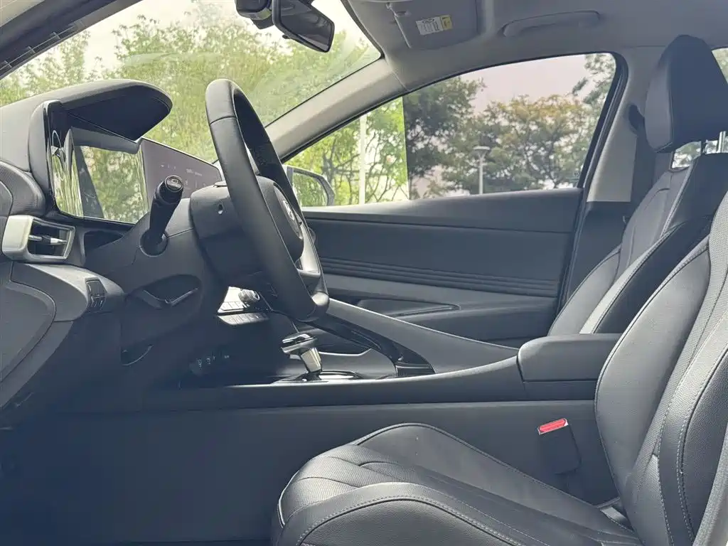 Hyundai Elantra 2023 Model 1.5L CVT LUX Premium Edition фото 7