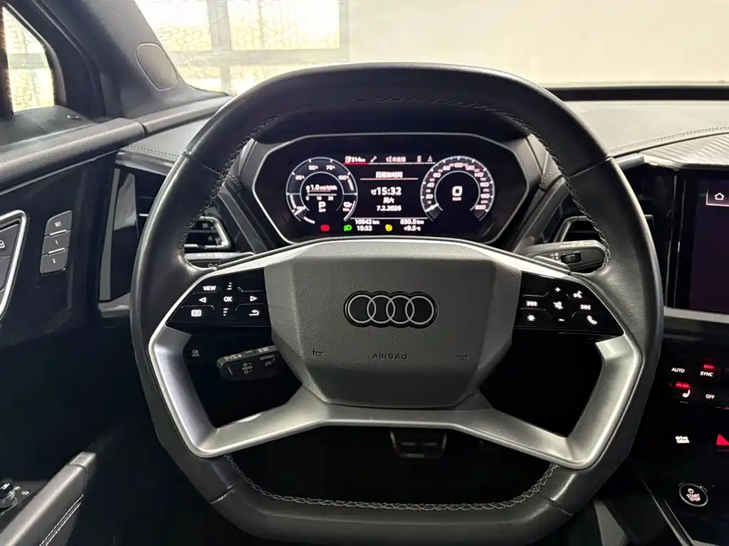 AUDI Q4 E TRON