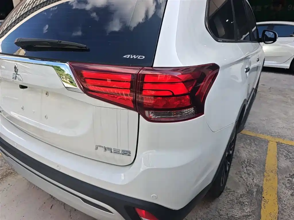 MITSUBISHI OUTLANDER