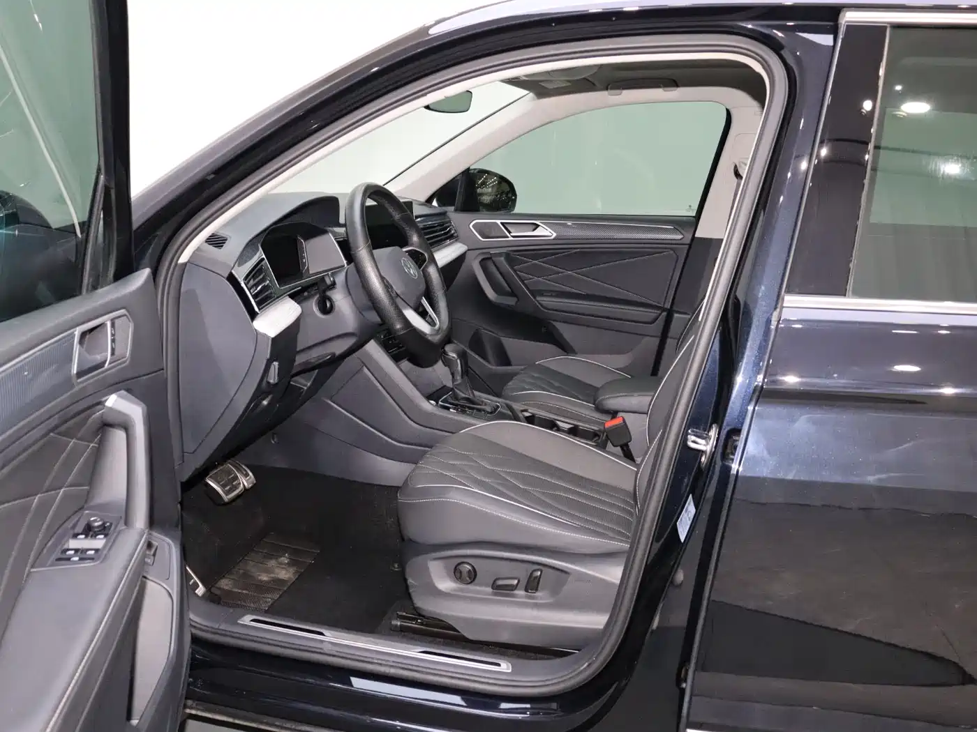 Volkswagen Tiguan L 2022 330TSI Auto 2WD R-Line Premium Edition фото 12